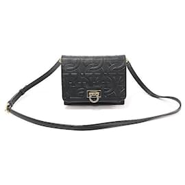 Salvatore Ferragamo Bolso cruzado Trifolio de piel de ternera negra con Gancini dorado