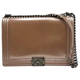 Chanel Große Schultertasche mit Klappe aus Lackleder in Pink