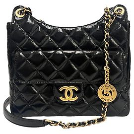 Chanel Borsa hobo con catena in nero lucido stropicciato medio