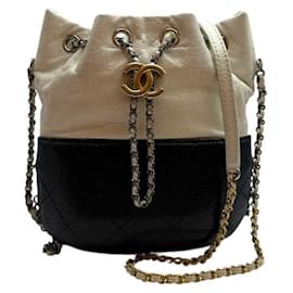 Mini borsa a tracolla Gabrielle in perle bianche - Chanel