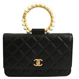 Chanel Bolso cruzado WOC con asa de perla en tono negro dorado