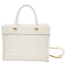 Miu Miu Schultertasche mit gesticktem Logo in Weiß