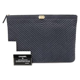 Große Clutch aus goldfarbenem Metall mit Marine Chevron (Serie) - Chanel