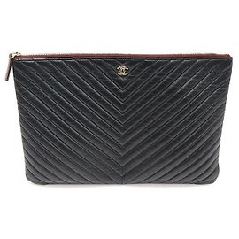 Chanel Pochette grande in pelle di agnello nera con motivo a zig zag e logo CC dorato
