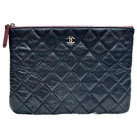 Bolso clutch clásico negro mediano de caviar de Chanel