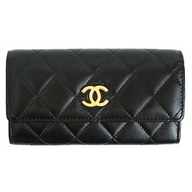 Chanel Schwarze gesteppte Geldbörse mit goldfarbenem CC - Serie