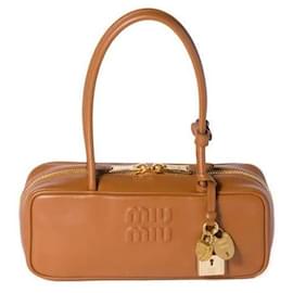 Kleiner Lederbogenbeutel - Miu Miu