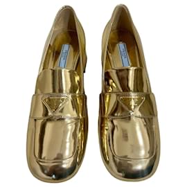 Mocasines con tacón Prada de piel dorada