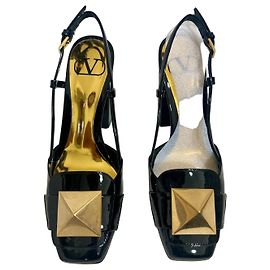 Sapatos de salto Valentino Garavani One Stud em verniz preto
