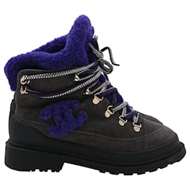 Botas de inverno em shearling com cadarço Chanel CC em camurça cinza