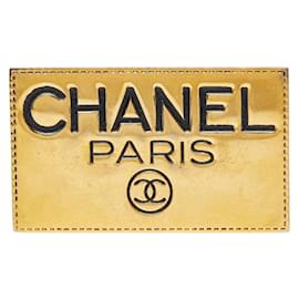 Metallbrosche mit Chanel Namensschild-Motiv