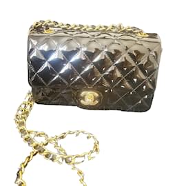 Chanel Timeless Mini em couro envernizado preto