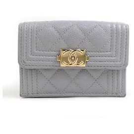 Chanel Boy Tri-Fold Geldbörse in Hellgrau