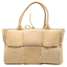 Bottega Veneta Tote Maxi Intrecciato Arco Pequeño en Suede y Shearling Marrón