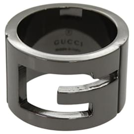 Ring aus Gunmetal mit ausgeschnittenem G-Logo von Gucci