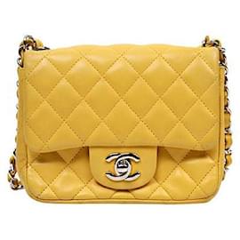 Chanel Pequeño bolso de piel amarilla