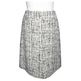 Chanel Falda de tweed negro marfil