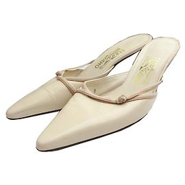 Salvatore Ferragamo Mules de cuero marfil