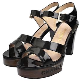 Sandali con piattaforma in vernice nera con logo - Chanel