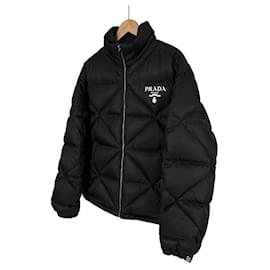 Kurze gepolsterte Gabardinejacke mit hohem Kragen aus Re-Nylon mit Logo für Herren - Schwarz - Prada
