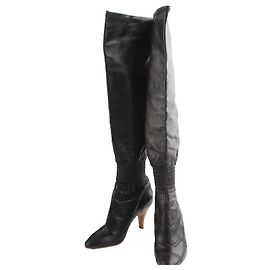 Chanel Stivali alti con fascia alla caviglia in oro nero CC