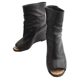 Chanel Stivali wedge aperti in pelle di agnello nera con logo CC a boucle