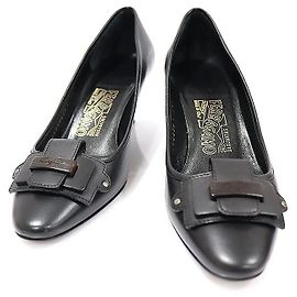 Salvatore Ferragamo Pumps con tacco medio in pelle nera con logo su placca in legno per donne