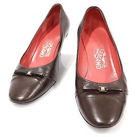 Salvatore Ferragamo Pumps a tacco basso in pelle marrone con logo Gancini per donne