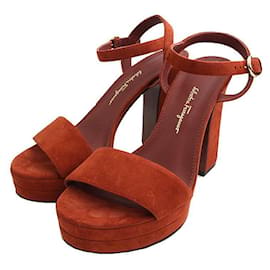 Salvatore Ferragamo Sandalias de ante rojo ladrillo