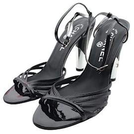 Chanel Sandalo con cinturino in pelle verniciata nera