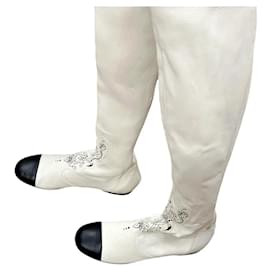 Botas de cuero blanco Chanel sobre la rodilla con punta negra