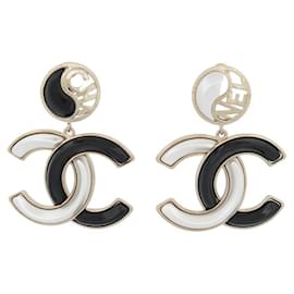 NUOVE ORECCHINI A PENNANTE CHANEL LOGO CC & CHA NEL IN METALLO