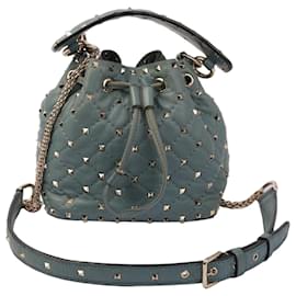 Sac seau Valentino Garavani Rockstud en cuir matelassé bleu teal