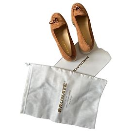 Autre Marque Mocassini Brunate in suede marrone con dettagli a pompon