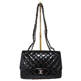 Borsa Maxi Classica in Pelle Verniciata Nera Trapuntata con Patta Singola di Chanel