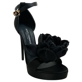 Sandali platform Keira in satin nero con applicazione di rosa di Dolce & Gabbana