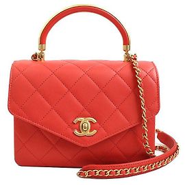 Chanel Serie von Matten Gold Korallenroten Tragetaschen und Umhängetaschen