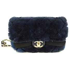 Chanel Borsa a tracolla in shearling classico con pattina