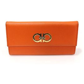 Salvatore Ferragamo Cartera larga Gancini doble dorada en Saffiano naranja