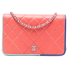 Cartera Chanel de piel de cordero acolchada rosa con borde multicolor y solapa completa