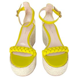 Sandali con zeppa Merida 90 gialli di Gianvito Rossi