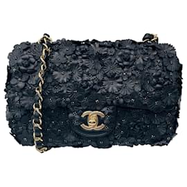 Borsa in pelle e cristallo con applicazione di fiore di camelia nera Chanel