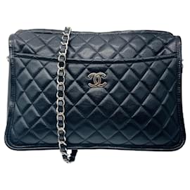 Borsa a spalla in pelle di vitello invecchiata trapuntata con logo CC in nero e hardware argentato di Chanel