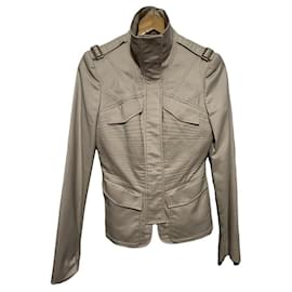 Chaqueta Gucci Beige con Cuello Alto y Detalles Dorados