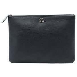 Pochette O en cuir de chèvre noir moyen Lucky Clover de Chanel