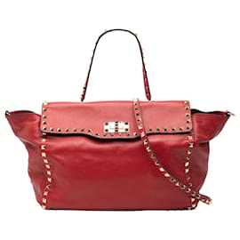 Borsa trapezoidale media in pelle rossa Rockstud di Valentino