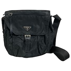 Borsa a spalla in nylon nero con placca logo triangolare Prada