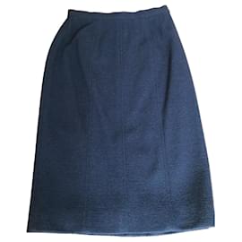 Falda Chanel de lana bouclé azul marino con estampado CC