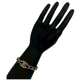 Bracciale in charm dorato con motivo Turnlock di Chanel Coco Mark