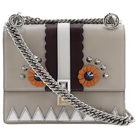 Fendi Pequena Bolsa Transversal Kan I Hypnoteyes Studded em Vitello Liberty Lucido Catalan Marrom